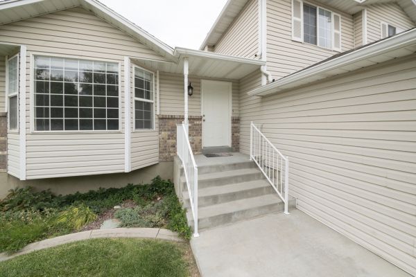 Cost of White Vinyl Siding Replacement in Boston
